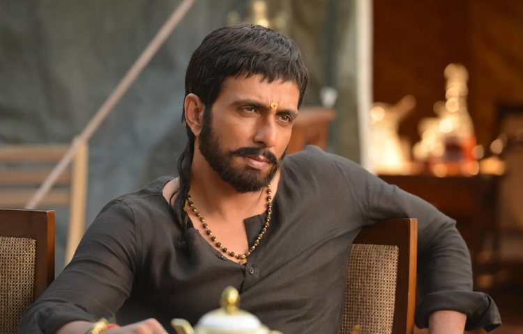 বলিউডের রংচঙে দুনিয়ায় অনেকেই আছেন, যারা বড় মাপের তারকা। কিন্তু সোনু সুদ হয়ে উঠেছেন এমন এক ব্যক্তি, যিনি জনপ্রিয়তা কাজে লাগিয়েছেন অন্যের উপকারে। তিনি ‘নমিনেটেড নায়ক’ নয়, মানুষের ভালোবাসায় তৈরি ‘নির্বাচিত নায়ক’।