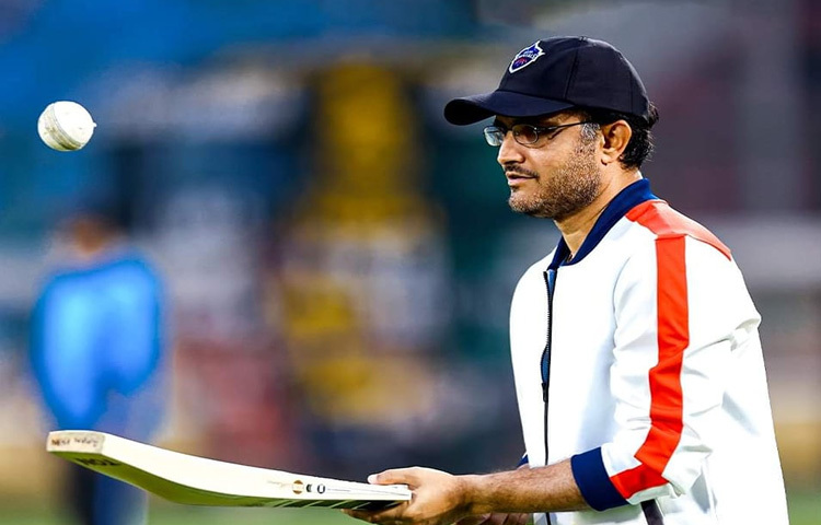 গঙ্গোপাধ্যায়ের টেস্ট অভিষেক হয়েছিল ইংল্যান্ডের মাঠে ১৯৯৬ সালে লর্ডসে, ওখানেই তিনি সেঞ্চুরির দেখা পান।