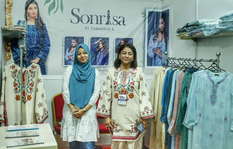 এসময় বাণিজ্য সচিব মাহবুবুর রহমান বলেন, আঞ্চলিক বাণিজ্য সম্প্রসারণে আমরা দীর্ঘদিন ধরে কাজ করছি। গত অর্থবছরে বাংলাদেশের পুরো রপ্তানির মাত্র ৪ শতাংশ সার্ক দেশগুলোতে হয়েছে ৷ আমাদের বড় সম্ভাবনা আছে সার্কের দেশগুলোতে।