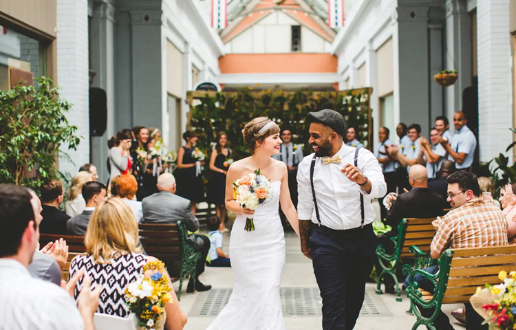 গ্রিসের প্রাচীন স্পার্টা নগরীতে হবু বউয়েরা মাথার চুল কামিয়ে ছেলেদের মতন পোশাক-আশাক পরে তৈরি থাকতো। এর পরের কাজটুকু ছিল মূলত হবু বরের অগ্নি পরীক্ষা। বিয়ের ইচ্ছে থাকলে সবার চক্ষু ফাঁকি দিয়ে এই ছেলে সেজে থাকা তার হবু স্ত্রীকে চুরি করে নিয়ে পালাতে হতো তাকে। তবেই কেবল সে নিজেকে বিয়ের উপযুক্ত বলে প্রমাণ করতে পারতো। ছবি: সংগৃহীত