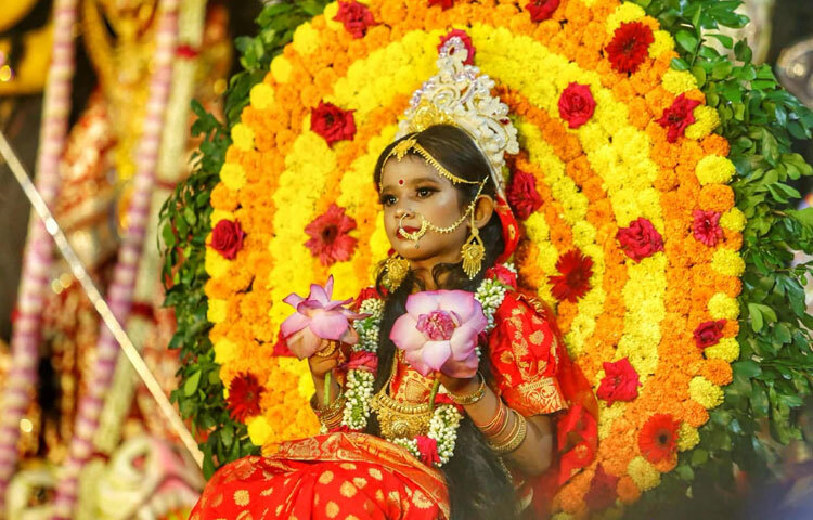 বালিকাকে দেবীজ্ঞান করে পূজা করার মাধ্যমে নারীর শক্তি ও মর্যাদাকে সম্মান জানান ভক্তরা।