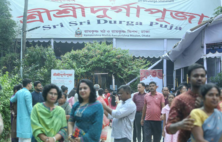 নারী-পুরুষ নির্বিশেষে অনেকে ছোট শিশুদের হাত ধরে এসেছেন শুধুমাত্র কুমারী পূজার দর্শন পেতে।