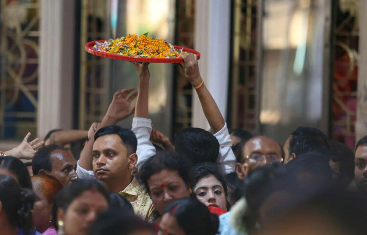 শঙ্খধ্বনি, উলুধ্বনি আর মন্ত্রপাঠে মঠের পরিবেশ যেন ভরে উঠেছিল ভক্তির আবহে।