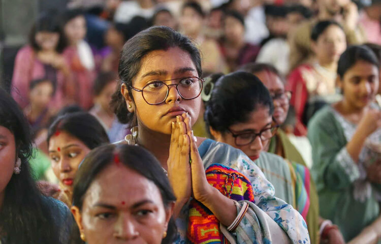 অনেকে দূরদূরান্ত থেকে আসেন রামকৃষ্ণ মিশনে কুমারী পূজার মহিমা দেখতে। এ যেন ভক্তি, ভক্ত এবং দেবীর এক অপূর্ব মিলনমেলা।