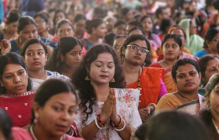 আজ সকাল থেকে মাঠ প্রাঙ্গণে ভক্তদের উপচেপড়া ভিড় দেখা যায়।