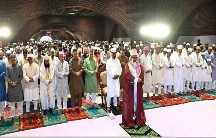 জাতীয় সংসদ ভবনে ঈদুল ফিতরের জামাত অনুষ্ঠিত হয়েছে। শনিবার সকাল ৮টায় ভবনের দক্ষিণ প্লাজার নিচে এ জামাত অনুষ্ঠিত হয়। স্পিকার হাফিজ উদ্দিন আহমদ বীর বিক্রম, সংসদ সচিবালয়ের কর্মকর্তা-কর্মচারীসহ সর্বস্তরের মুসল্লি জামাতে অংশ নেন।