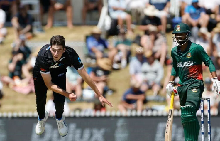 কিন্তু পরের ওভারেই ফের ধাক্কা খায় বাংলাদেশ। এবার সৌম্যকে রেখে ফেরেন অধিনায়ক নাজমুল হোসেন শান্ত।বরাবরের মতো দৃষ্টিকটু আউট শান্ত। ৯ বলে বাংলাদেশ দলপতি করেন ৬ রান। দলীয় ৩৬ রানে দ্বিতীয় উইকেট হারায় বাংলাদেশ। এরপর লিটন কিউই পেসার ডাফির বলে দৃষ্টিনন্দন এক বাউন্ডারি হাঁকিয়ে পরের বলেই কভার পয়েন্টে উইকেট বিলিয়ে আসেন। ১১ বলে করেন ৬ রান। ৪৪ রানে ৩ উইকেট হারিয়ে চাপে পড়ে বাংলাদেশ। ছবি: সংগৃহীত