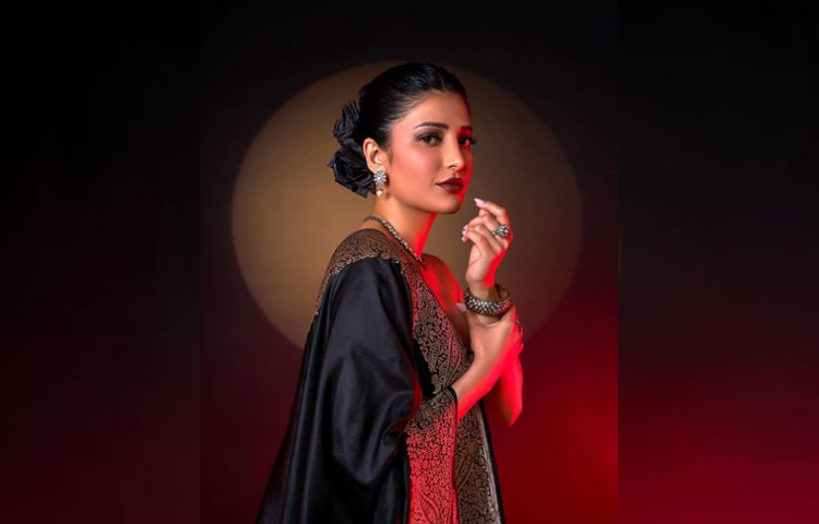 শুধু বলিউড নয়, এসেছিলেন দক্ষিণী সিনেমার তারকারাও। কালো রংয়ের ড্রেসে হাজির হয়েছিলেন শ্রুতি হাসান। ছবি: সংগৃহীত