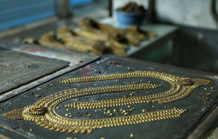 রাজধানী সন্নিকটে অবস্থিত হলেও একসময় অবহেলিত ছিল এই গ্রামটি। শিক্ষার দিক দিয়ে অনেক পিছিয়ে ছিল। বেকার জীবনযাপন ছিল বেশির ভাগ মানুষের। তবে এখন এই জনপদে আজ আর কেউ বেকার নেই। গয়না তৈরিতে ফিরেছে তাদের সুদিন। ছবি: মাহবুব আলম