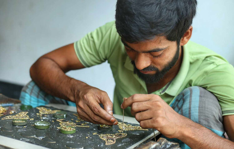 গয়না তৈরির কাজ করছেন এক কারিগর। ছবি: মাহবুব আলম