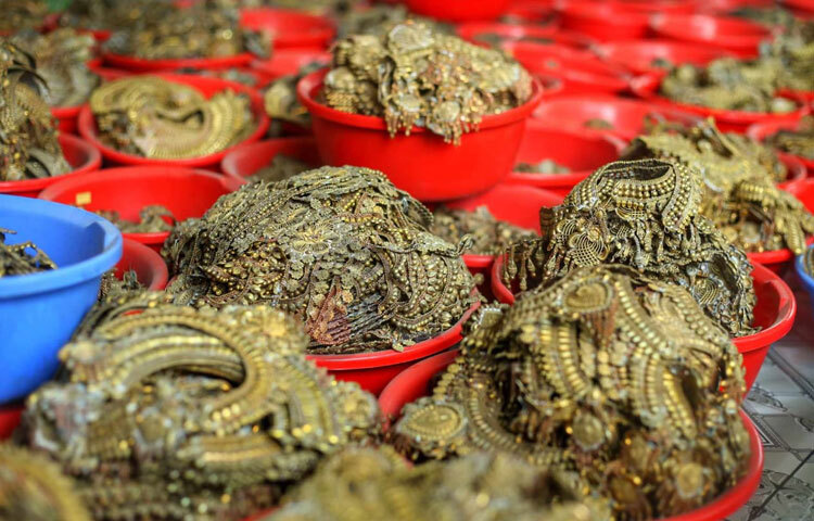 রাজধানীর নামীদামি শপিং কমপ্লেক্সের বেশির ভাগ গয়নাই ভাকুর্তা থেকে নিয়ে যান ব্যবসায়ীরা। ছবি: মাহবুব আলম