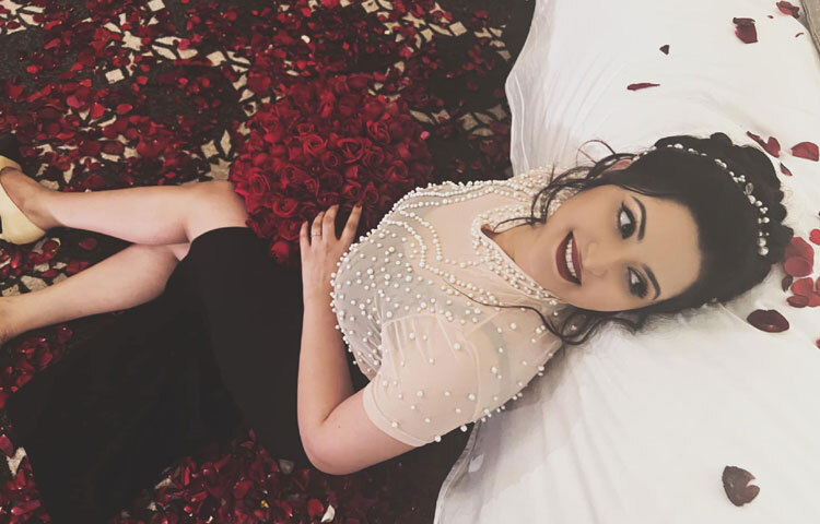 পরীমনি একেবারেই ভিন্ন ধাঁচের নায়িকা। গ্ল্যামার, আত্মবিশ্বাস আর সাহসী চরিত্রে অভিনয়ের জন্য তিনি আলোচনায় এসেছেন।