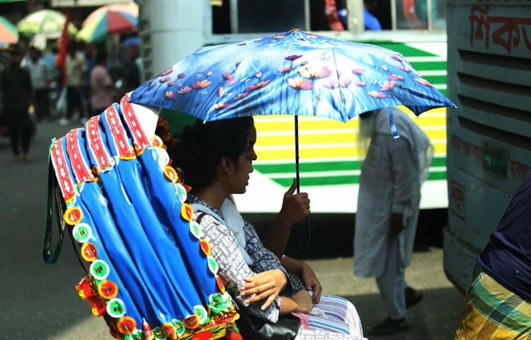 তবুও জীবন থেমে থাকে না। তীব্র গরমেও শ্রমজীবী মানুষের ঘামে ভিজে চলা শহর যেন বারবার বলে যায়, ঢাকা শুধু ইট-পাথরের শহর নয়, এটা এক অদম্য সহিষ্ণুতার গল্প।
