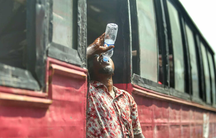 তৃষ্ণার্ত মুখে কারও হাতে দেখা যাচ্ছে ঠান্ডা পানির বোতল, কেউবা ছুটে যাচ্ছেন শরবতের দোকানে।