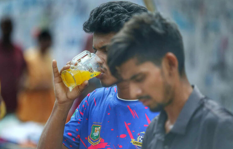 লেবুর শরবত কিংবা পেঁপের শরবতের সামনে লম্বা লাইন-এই পানীয় যেন মুহূর্তের জন্য হলেও মানুষের শরীরে প্রাণের সঞ্চার ঘটায়। গরমে হাঁসফাঁস করা পথচারীদের কাছে এক গ্লাস ঠান্ডা শরবত হয়ে উঠছে আশীর্বাদের মতো।