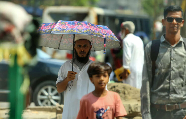 এই দমবন্ধ করা গরমের মধ্যেই জীবিকার প্রয়োজনে হাজারো মানুষ ছুটছেন অফিসে, বাজারে কিংবা দিনমজুরের কাজের খোঁজে।