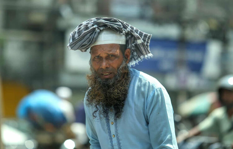 তবে এই তীব্র গরমে সবচেয়ে বিপাকে পড়েছেন যারা খোলা আকাশের নিচে কাজ করতে বাধ্য। ট্রাফিক পুলিশ রাস্তায় দাঁড়িয়ে দায়িত্ব পালন করছেন, রাস্তার হকার ঘাম মুছতে মুছতে পণ্য সাজাচ্ছেন। তাদের কারও কাছে নেই এসি রুম বা শীতল বাতাসের সুবিধা।