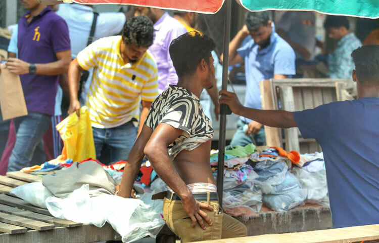 শহরের প্রতিটি রাস্তা যেন সাক্ষী হচ্ছে শ্রমজীবী মানুষের জীবনযুদ্ধের।