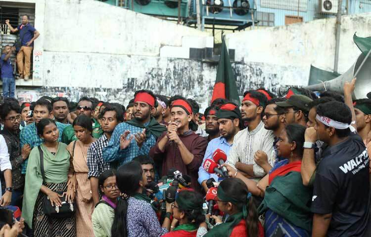 একদফা দাবি বাস্তবায়নের দাবিতে রাষ্ট্রপতিকে স্মারকলিপি দিতে বঙ্গবভনে যান ১২ জনের একটি প্রতিনিধিদল। রাষ্ট্রপতিকে স্মারকলিপি দিয়ে ২টা ৫২ মিনিটের দিকে বের হন তারা। ছবি: তৌহিদুজ্জামান তন্ময়