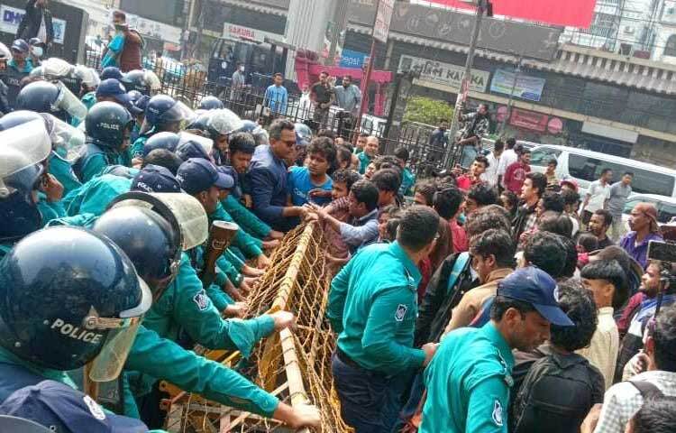 জুলাই গণহত্যার বিচারসহ পাঁচ দফা দাবিতে প্রধান উপদেষ্টার বাসভবন অভিমুখে বিক্ষোভ কর্মসূচি পালন করেছে বামপন্থি ছাত্র সংগঠনগুলোর জোট গণতান্ত্রিক ছাত্রজোট। পরে পুলিশের বাধায় সাকুরা বারের সামনে সংক্ষিপ্ত সমাবেশের মাধ্যমে বিক্ষোভ কর্মসূচি শেষ হয়। ছবি: হাসান আলী