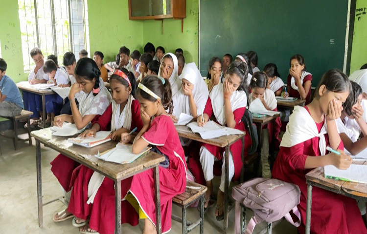 দুর্গন্ধে দমবন্ধ অবস্থা, এর মাঝেই চলছে ক্লাস। একহাতে নাক চেপে ক্লাস করতে হচ্ছে শিক্ষার্থীদের। স্কুলে এসে অনেকে অসুস্থ হয়ে পড়ছে। দিনদিন কমছে উপস্থিতির হার। ছবি: আলমগীর হোসাইন