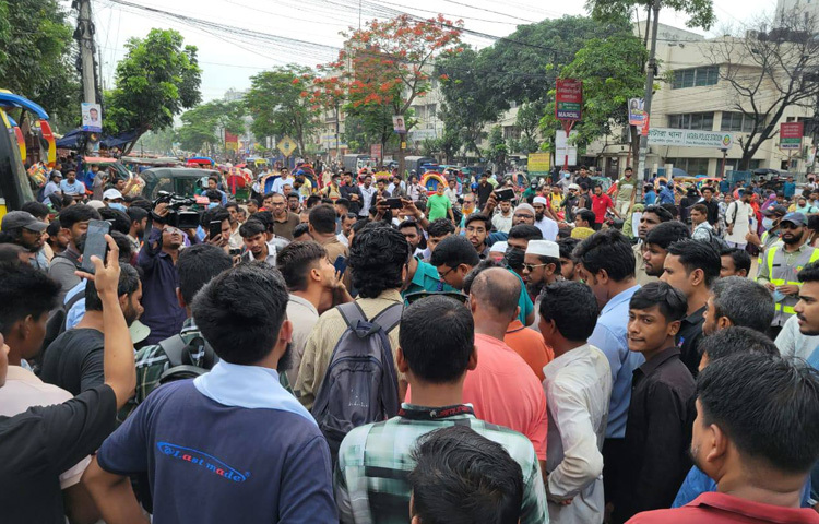 উপাচার্যবিরোধী আন্দোলনে জড়ানো শিক্ষার্থীদের বহিষ্কারাদেশ প্রত্যাহারসহ ৫ দফা দাবিতে রাজধানীর নতুনবাজারে সড়ক অবরোধ করে বিক্ষোভ করছেন বেসরকারি ইউনাইটেড ইন্টারন্যাশনাল ইউনিভার্সিটির (ইউআইইউ) শিক্ষার্থীরা। তাদের সঙ্গে একাত্মতা জানিয়ে এতে অংশ নিয়েছেন বেসরকারি বিশ্ববিদ্যালয়ের শিক্ষার্থীদের সংগঠন প্রাইভেট ইউনিভার্সিটি অ্যালায়েন্স অব বাংলাদেশ। ছবি: হাসান আদিব