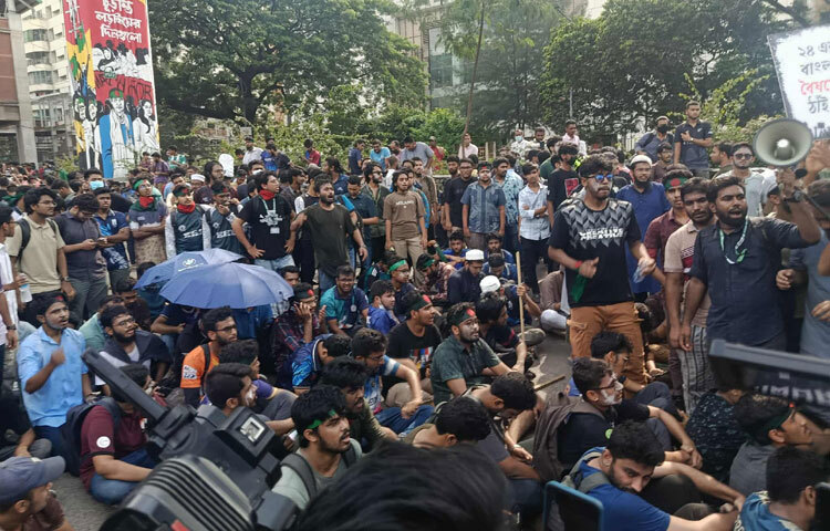 তিন দফা দাবিতে রাজধানীর শাহবাগে হোটেল ইন্টারকন্টিনেন্টালের সামনে আন্দোলনরত প্রকৌশল শিক্ষার্থীদের সঙ্গে পুলিশের দফায় দফায় সংঘর্ষের ঘটনা ঘটেছে। এ ঘটনায় ইন্টারকন্টিনেন্টাল মোড় এলাকায় থমথমে পরিস্থিতি বিরাজ করছে। ছবি: রায়হান আহমেদ