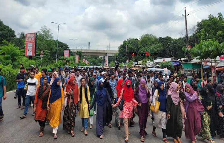 কৃষিবিদদের তিন দফা দাবি আদায়ে রাজধানীর আগারগাঁওয়ে পূর্বঘোষিত ‘ব্লকেড’ কর্মসূচি পালন করেছেন শেরেবাংলা কৃষি বিশ্ববিদ্যালয়ের (শেকৃবি) শিক্ষার্থীরা। ছবি: সাইদ আহম্মদ