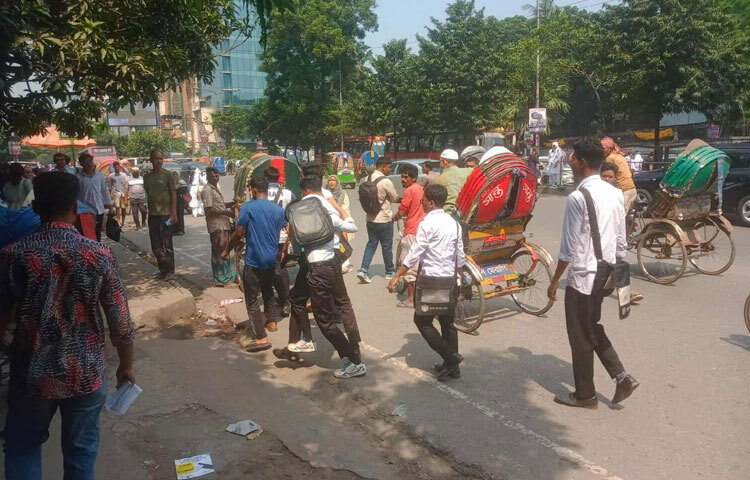 ঢাকা কলেজ ও ধানমন্ডি আইডিয়াল কলেজের উচ্চ মাধ্যমিকের শিক্ষার্থীদের মধ্যে সংঘর্ষের ঘটনা ঘটেছে। ছবি: নাহিদ সাব্বির