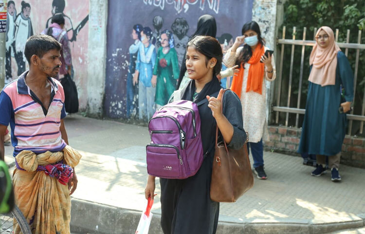 পরপর চার দফায় ভূমিকম্প অনুভুত হওয়ায় ঝুঁকি বিবেচনায় ঢাকা বিশ্ববিদ্যালয় কর্তৃপক্ষের জারি করা নোটিশের পর থেকেই আবাসিক হলগুলো দ্রুত ফাঁকা হতে শুরু করেছে। ছবি: মাহবুব আলম