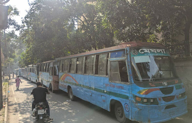 হাফ ভাড়া নিয়ে তর্কের জেরে মেঘলা পরিবহনের বাসের সহকারীর হামলায় ঢাকা কলেজের এক শিক্ষার্থী আহত হওয়ার অভিযোগে উঠেছে। যার প্রেক্ষিতে ওই পরিবহনের ১৩ টি বাস আটক করে ঢাকা কলেজ শিক্ষার্থীরা। ছবি: নাহিদ সাব্বির