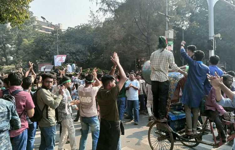 প্রস্তাবিত ‘ঢাকা কেন্দ্রীয় বিশ্ববিদ্যালয়’ প্রতিষ্ঠার প্রক্রিয়া দীর্ঘদিন ধরে ঝুলে থাকায় এবং অধ্যাদেশ জারিতে কোনো দৃশ্যমান অগ্রগতি না থাকায় রাজধানীর শিক্ষাভবন মোড় অবরোধ করেছেন ঢাকার সাতটি কলেজের শিক্ষার্থীরা। ছবি: নাহিদ সাব্বির