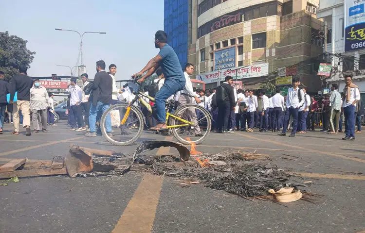 সহপাঠীর মৃত্যুর প্রতিবাদে রাজধানীর ফার্মগেট মোড় অবরোধ করে বিক্ষোভ করেছেন তেজগাঁও কলেজের শিক্ষার্থীরা। সড়কে আগুন জ্বালিয়ে বিক্ষোভ করেছেন তারা। ছবি: অভিজিৎ রায়