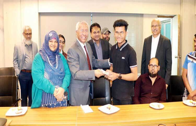 রাজধানীর চক্ষু বিজ্ঞান ইনস্টিটিউট ও হাসপাতালে চিকিৎসাধীন জুলাই বিপ্লবে আহত ১৭ জনের এনআইডি হস্তান্তর করেছে নির্বাচন কমিশন।