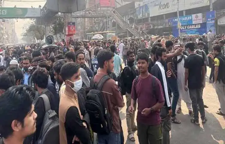 ঢাকা বিশ্ববিদ্যালয়ের অধিভুক্ত থেকে বেরিয়ে যাওয়া সাত কলেজ নিয়ে গঠিত ঢাকা সেন্ট্রাল ইউনিভার্সিটির অধ্যাদেশের দাবিতে আন্দোলন করছেন শিক্ষার্থীরা। আজ সন্ধ্যার মধ্যে অধ্যাদেশ জারি না হলে মার্চ টু যমুনা কর্মসূচির হুঁশিয়ারি দিয়েছেন তারা।