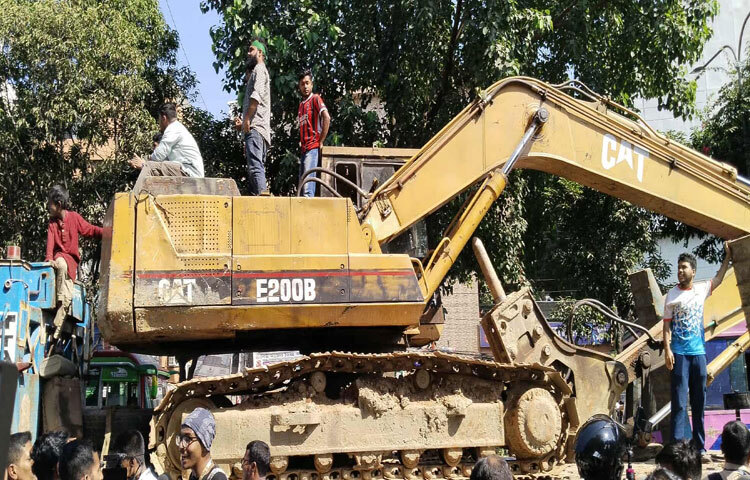 এর আগেও, গত ৬ ফেব্রুয়ারি ভারতে পালিয়ে যাওয়া শেখ হাসিনার বক্তব্য প্রচারের ঘোষণাকে কেন্দ্র করে একই স্থানে ব্যাপক বিক্ষোভ ও ভাঙচুর চালান ছাত্র-জনতা। সে সময় বঙ্গবন্ধুর বাড়িতে অগ্নিসংযোগও করা হয়।