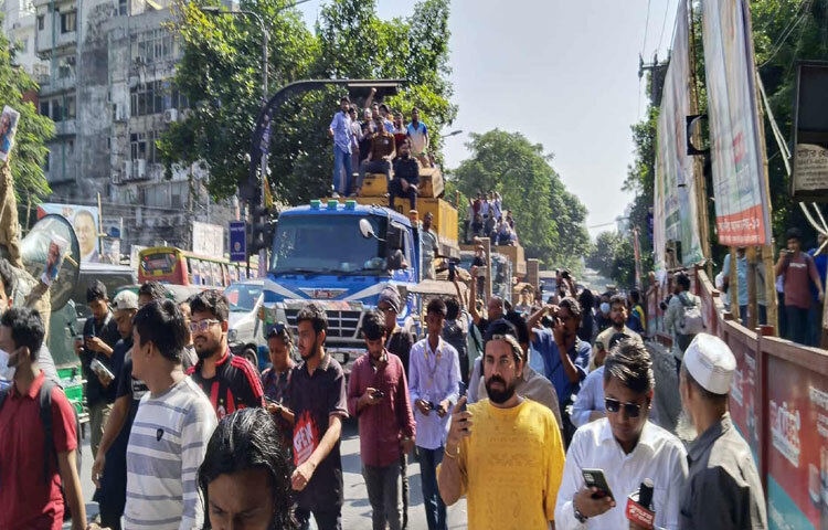 এ সময় ‘লীগ ধর জেলে ভর’, ‘আওয়ামী লীগের ঠিকানা এই বাংলায় হবে না’, ‘৩২-এর আস্তানা এই বাংলায় হবে না’ এমন নানা স্লোগানে এলাকায় উত্তেজনা ছড়িয়ে পড়ে।