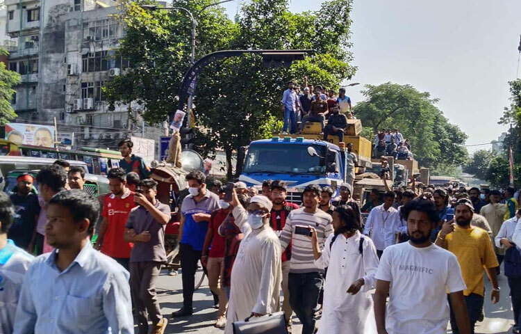 ঘটনার দিন রাত ১১টার দিকে একটি ক্রেন ও একটি এক্সকাভেটর এনে বাড়িটি ভাঙা শুরু হয়। রাত সাড়ে ১২টার দিকে ভবনের একটি অংশ ধসে পড়ে। রাত ১টা পর্যন্ত ভাঙার কাজ চলতে থাকে। পুরো এলাকায় তখন বিপুলসংখ্যক বিক্ষোভকারী স্বৈরাচার, ফ্যাসিবাদ, মুজিববাদবিরোধী নানা স্লোগান দেন।