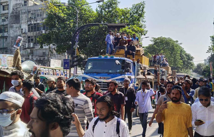 এদিকে জুলাই-আগস্টে সংঘটিত মানবতাবিরোধী অপরাধের মামলায় ক্ষমতাচ্যুত প্রধানমন্ত্রী শেখ হাসিনাসহ তিনজনের বিরুদ্ধে আজ রায় ঘোষণা হবে। সর্বোচ্চ শাস্তির সম্ভাবনা ঘিরে বিক্ষোভ আরও তীব্র হয়ে ওঠে।