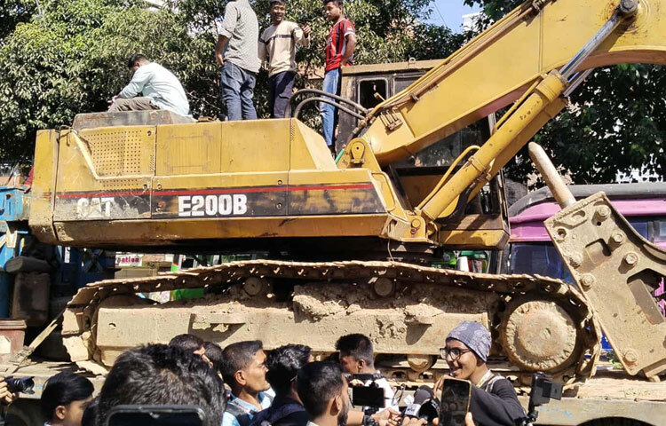 পরিস্থিতি নিয়ন্ত্রণে আনতে আইনশৃঙ্খলা বাহিনী তৎপর রয়েছে। উত্তেজনাকর পরিবেশের কারণে ধানমন্ডি এলাকায় জনসাধারণের চলাচল সীমিত হয়ে গেছে।