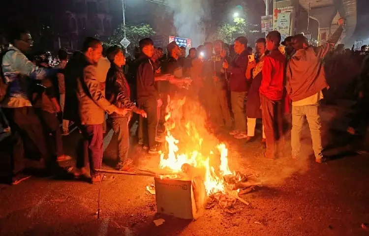 আগুন জ্বালিয়েও বিক্ষোভ করতে দেখা গেছে অনেককে।