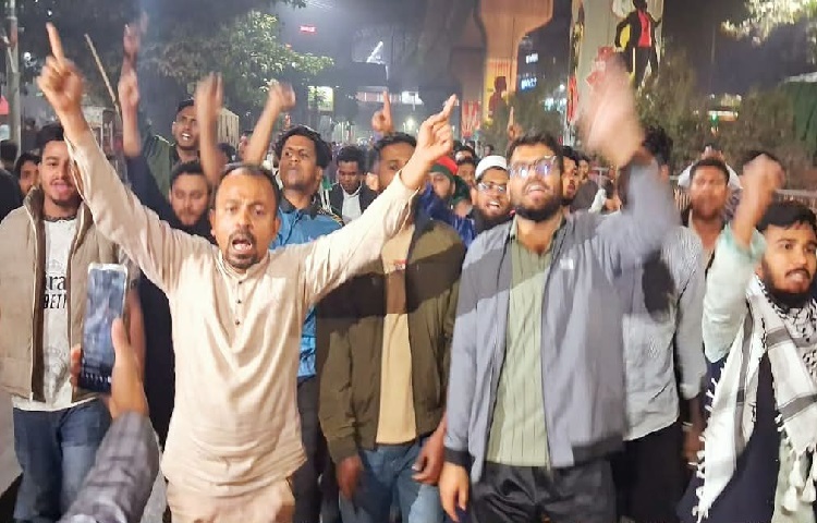 কিছুক্ষণ পর পর খণ্ড খণ্ড মিছিল নিয়ে হাজির হচ্ছেন তারা।