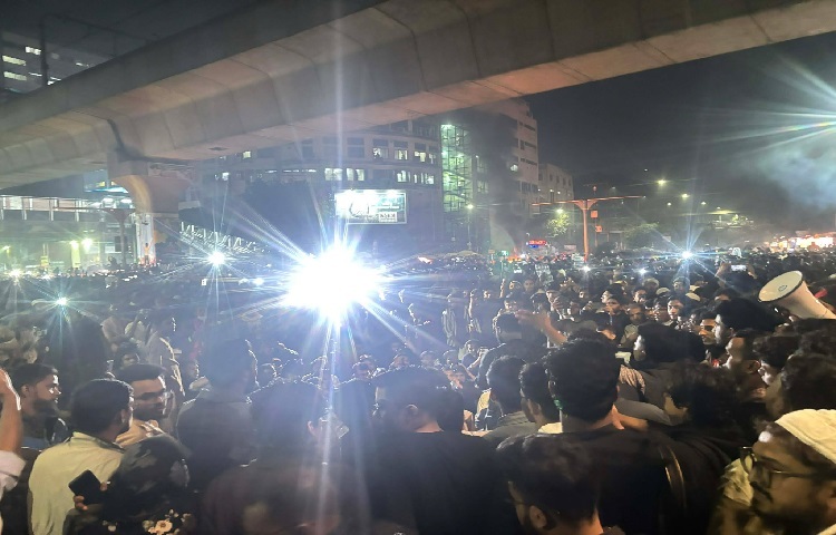 শাহবাগ মোড় অবরোধের কারণে যানবাহন চলাচল বন্ধ রয়েছে।