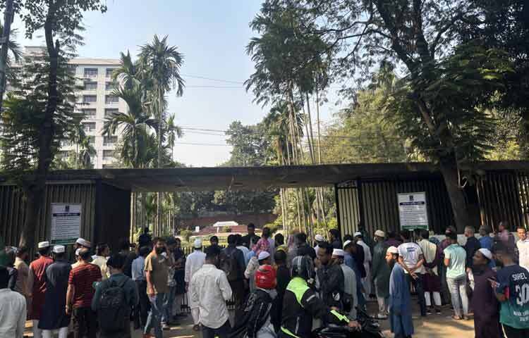 পরে তাকে ঢাকা বিশ্ববিদ্যালয়ের কেন্দ্রীয় মসজিদের পাশেই সমাহিত করা হবে।