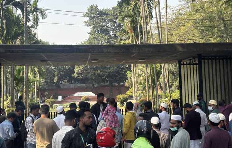 ২০ ডিসেম্বর বেলা সাড়ে ১১টার দিকে সরেজমিনে দেখা যায়, বেলা বাড়ার সঙ্গে সঙ্গে সমাধিস্থলে মানুষের উপস্থিতি বাড়ছে।