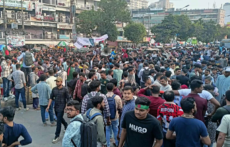 শিক্ষার্থীদের দাবি, শিক্ষা মন্ত্রণালয়ের সঙ্গে তিন দফা আলোচনার পরও অধ্যাদেশের কোনো দৃশ্যমান অগ্রগতি না হওয়ায় প্রায় দেড় লাখ শিক্ষার্থী ভবিষ্যৎ নিয়ে চরম অনিশ্চয়তায় পড়েছেন। এজন্য তারা বাধ্য হয়ে সড়ক অবরোধ করেছেন।