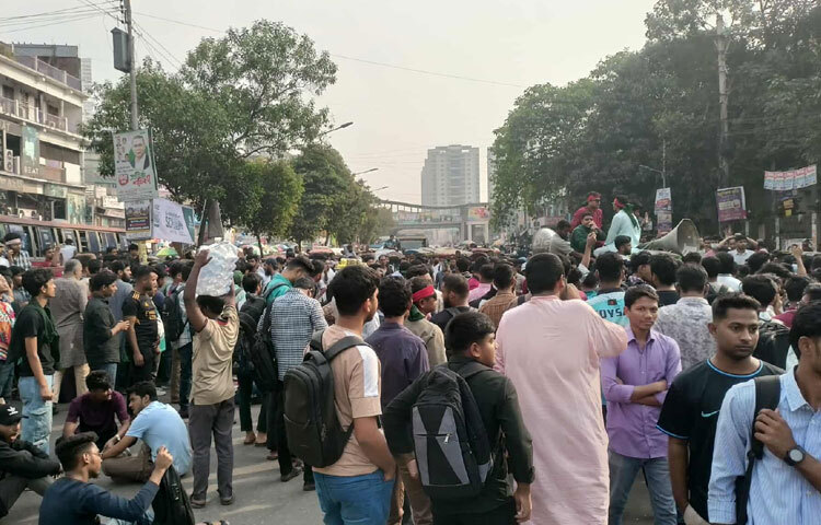 এতে আরও বলা হয়েছে, ব্যক্তিগত ধারণা, অসম্পূর্ণ তথ্য বা গুজবের ভিত্তিতে বিভ্রান্তি বা পারস্পরিক দ্বন্দ্বের সৃষ্টি না করে সবাই দায়িত্বশীল আচরণ করবেন। একইসঙ্গে শিক্ষার্থীদের মূল্যবান শিক্ষা জীবন এবং সামগ্রিক শিক্ষা কার্যক্রম যাতে কোনোভাবেই ব্যাহত না হয়, সে বিষয়ে সবাইকে সচেতন থাকার জন্যও বিশেষভাবে আহ্বান জানানো হয়েছে।