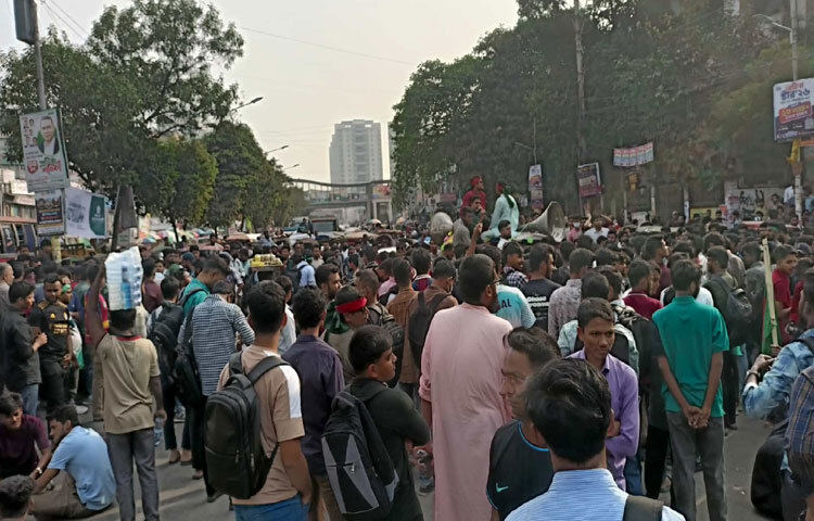 প্রস্তাবিত ঢাকা সেন্ট্রাল ইউনিভার্সিটি আইন-২০২৫ এর চূড়ান্ত অধ্যাদেশ জারির দাবিতে রাস্তায় নেমেছেন সাত কলেজের শিক্ষার্থীরা। বিক্ষোভ মিছিলের পর এবার ঢাকা কলেজের সামনের সড়ক অবরোধ করে রেখেছেন তারা।  ছবি: নাহিদ সাব্বির