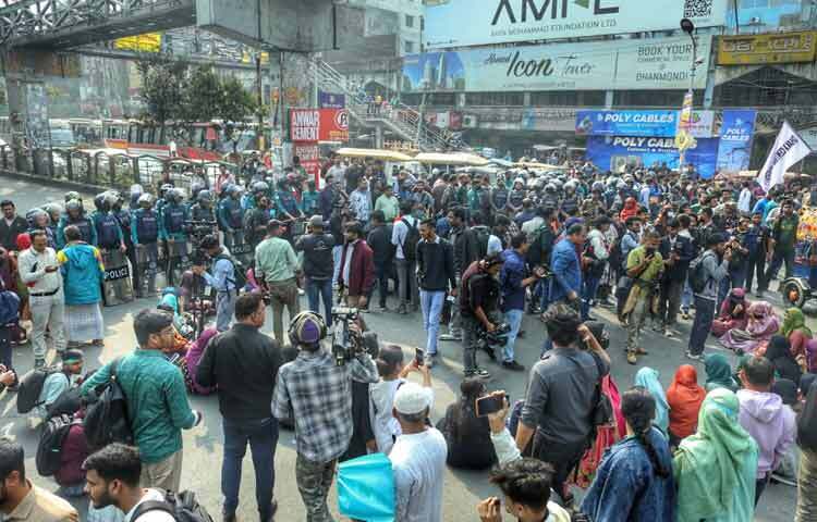 দুপুর ১২টা থেকে রাজধানীর সায়েন্সল্যাব, টেকনিক্যাল মোড়, তাঁতিবাজার মোড়, মহাখালী ও ফার্মগেট সড়ক অবরোধ করেছেন শিক্ষার্থীরা।