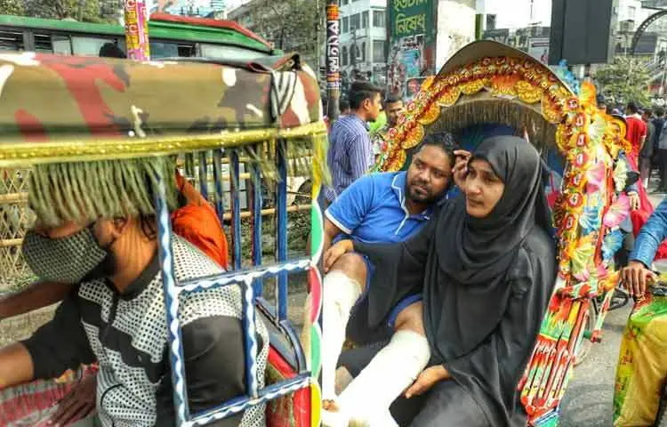 অবরোধের ফলে ওসব সড়কে তীব্র যানজটের সৃষ্টি হয়েছে। ভোগান্তিতে পড়েছেন সাধারণ মানুষ।